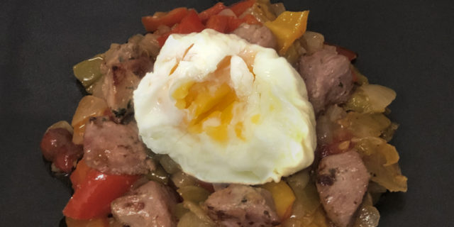 Pisto con pavo y huevo poché