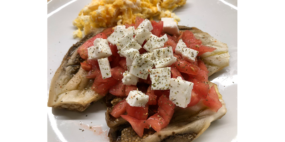 Berenjena al horno con tomate y queso fresco